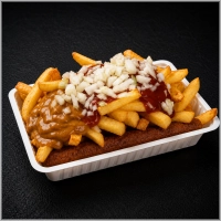 Friet, frikandel, mayo, curry, satesaus en uitjes