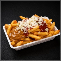 Friet, mayo, curry, satesaus en uitjes