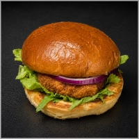 Brioche bun, kipburger, gemengde sla, BBQ saus en rode ui
