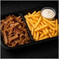 Friet, kalfsdoner en knoflooksaus