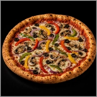  &nbsp;&nbsp;&nbsp;Tomatensaus, mozzarella, champignons, paprika, rode ui en olijven