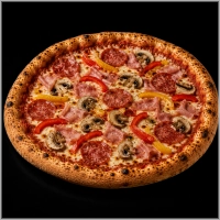  &nbsp;&nbsp;&nbsp;Tomatensaus, mozzarella, ham, salami, champignons en paprika