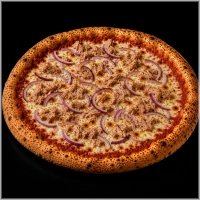  &nbsp;&nbsp;&nbsp;Tomatensaus, mozzarella, rode ui en tonijn