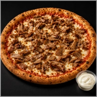  &nbsp;&nbsp;&nbsp;Tomatensaus, mozzarella, döner en een bakje knoflooksaus