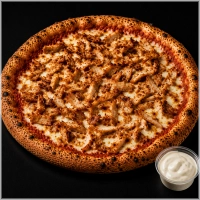  &nbsp;&nbsp;&nbsp;Tomatensaus, mozzarella, kipdöner en een bakje knoflooksaus