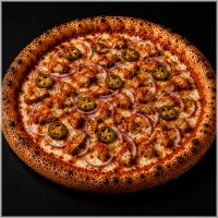  &nbsp;&nbsp;&nbsp;Tomatensaus, mozzarella, crispy chicken, rode ui, jalapeno en honey saus