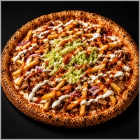  &nbsp;&nbsp;&nbsp;Tomatensaus, mozzarella, döner, rode ui, friet, ijsbergsla, knoflooksaus en pitte saus