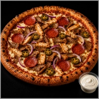  &nbsp;&nbsp;&nbsp;Tomatensaus, mozzarella, döner, kip, pepperoni, rode ui, jalapeno en een bakje knoflooksaus