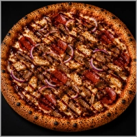  &nbsp;&nbsp;&nbsp;Tomatensaus, mozzarella, döner, kip, pepperoni, rode ui en BBQ saus
