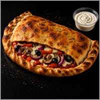  &nbsp;&nbsp;&nbsp;Tomatensaus, mozzarella, paprika, champignons, rode ui en olijven 
