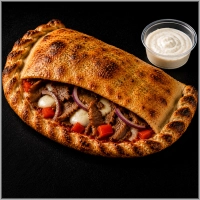  &nbsp;&nbsp;&nbsp;Tomatensaus, mozzarella, döner, rode ui, paprika en een bakje knoflooksaus