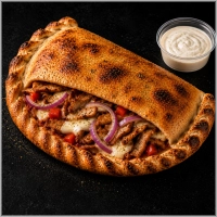  &nbsp;&nbsp;&nbsp;Tomatensaus, mozzarella, kipdöner, rode ui, paprika en een bakje knoflooksaus