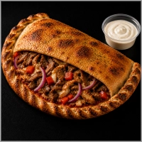  &nbsp;&nbsp;&nbsp;&nbsp;&nbsp;&nbsp;&nbsp;&nbsp;Tomatensaus, mozzarella, shoarma, döner, rode ui, paprika en een bakje knoflooksaus