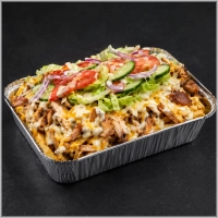 Friet, shoarma, saus naar keuze, kaas, sla, rode ui, tomaat en komkommer.