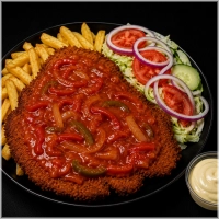 350 grams varkensschnitzel met zigeunersaus, friet, saus naar keuze en salade