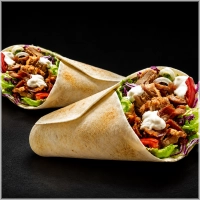 Dürüm tortilla, shoarma, knoflooksaus, sla, rode ui, komkommer en tomaat